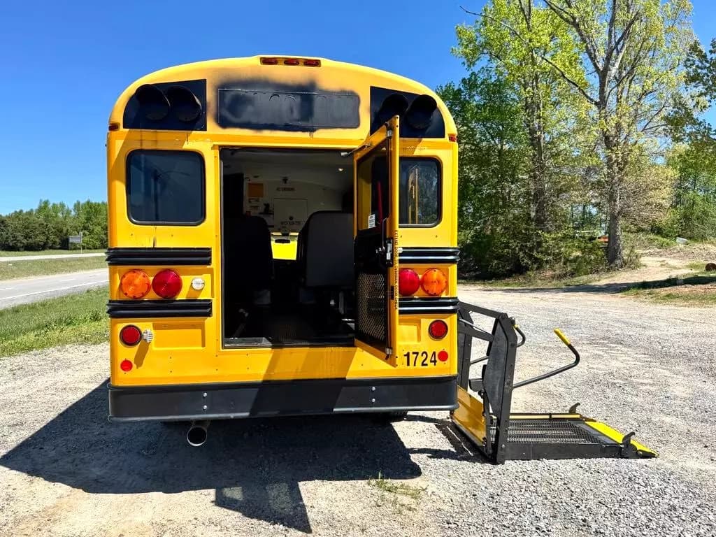 2010 Chevrolet 4500 Mini School Bus - Image 13