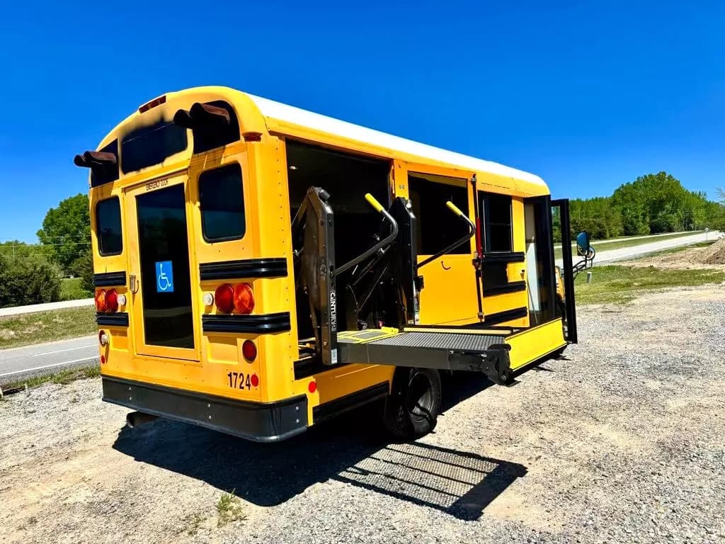 2010 Chevrolet 4500 Mini School Bus - Image 15