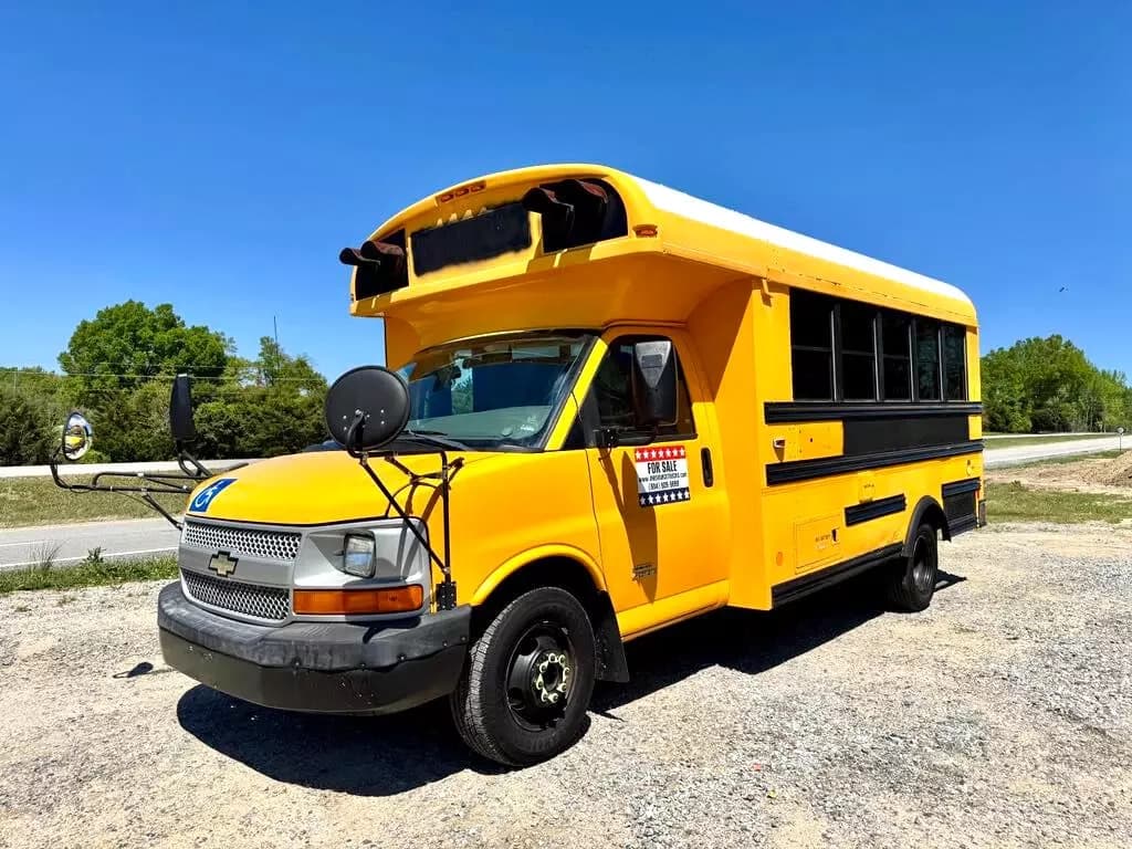 2010 Chevrolet 4500 Mini School Bus - Image 17