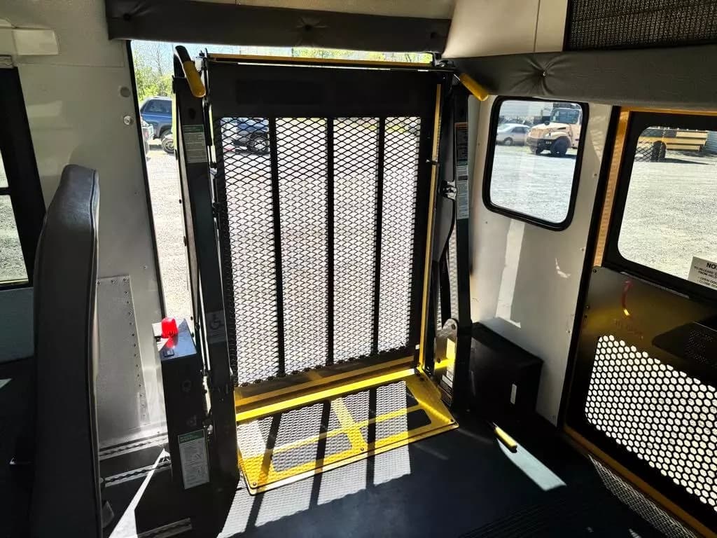 2010 Chevrolet 4500 Mini School Bus - Image 30