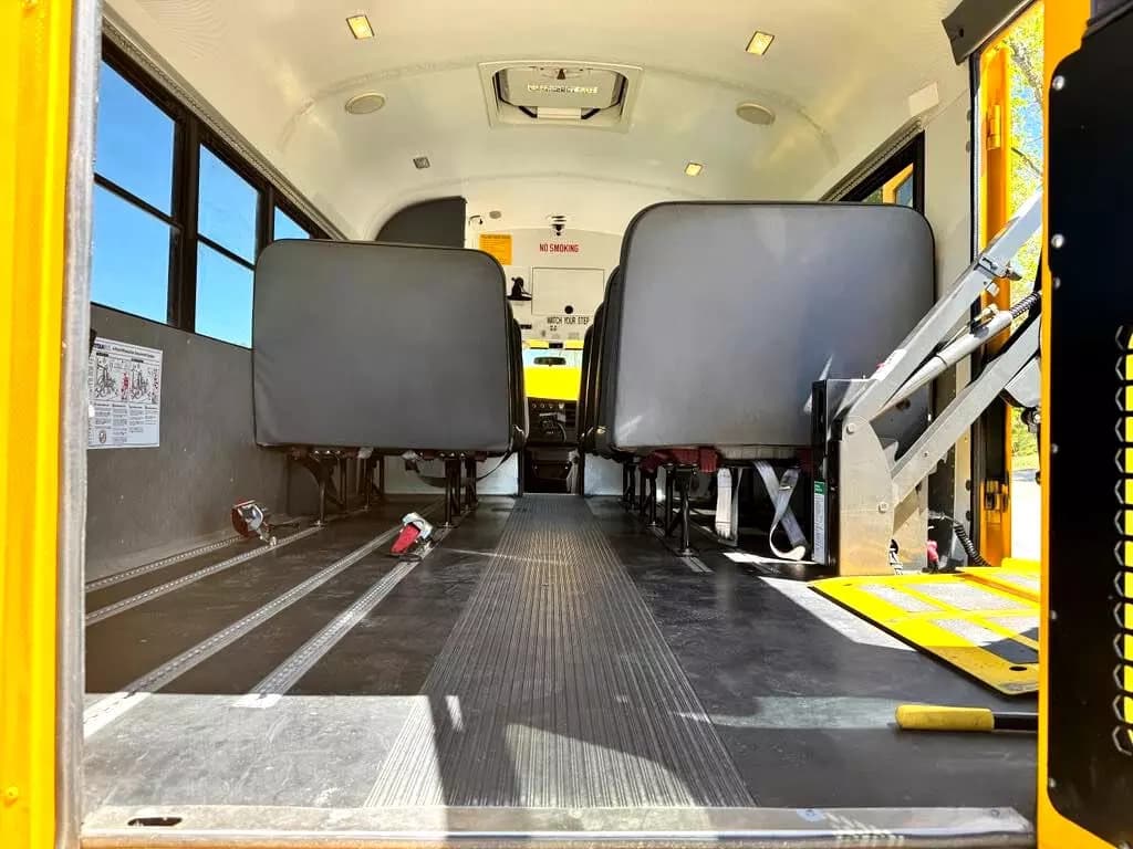 2010 Chevrolet 4500 Mini School Bus - Image 31
