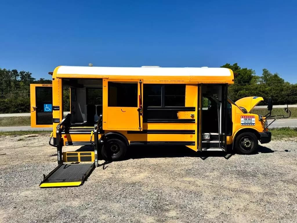2010 Chevrolet 4500 Mini School Bus - Image 32