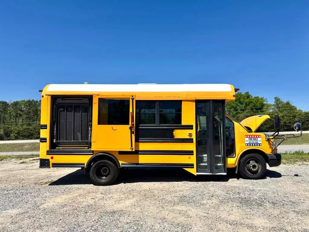 2010 Chevrolet 4500 Mini School Bus - Image 35