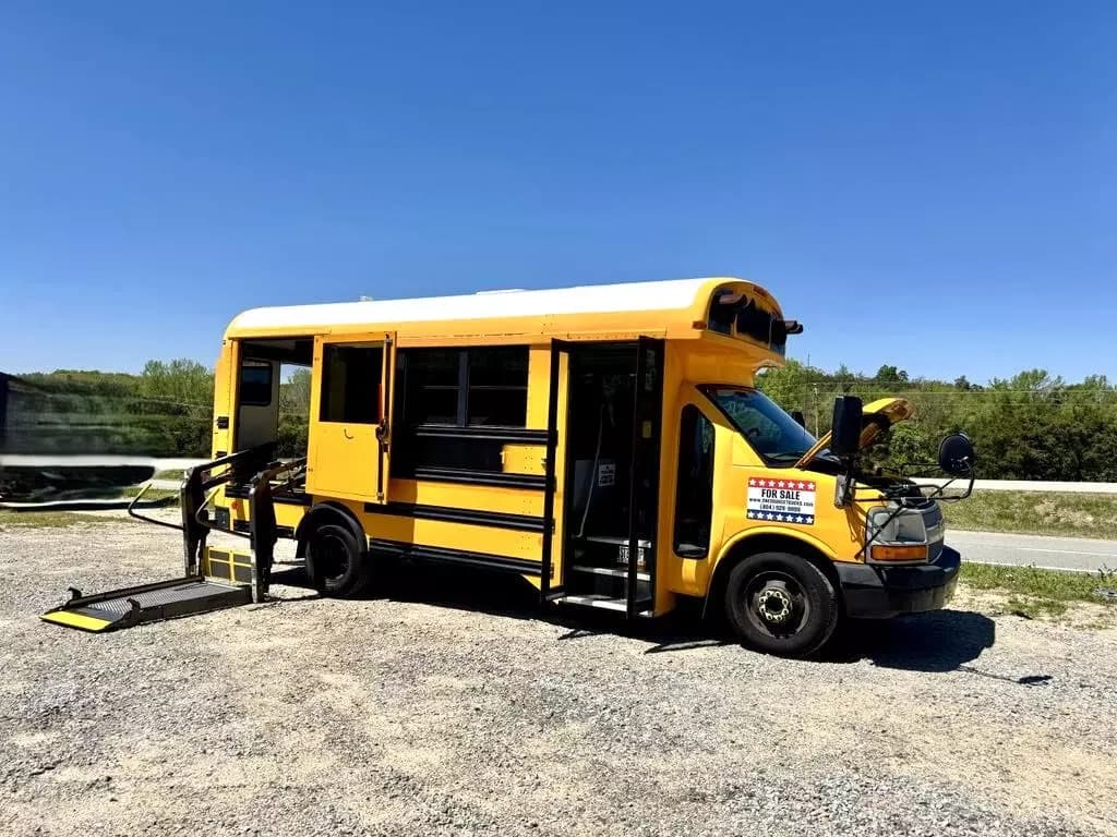 2010 Chevrolet 4500 Mini School Bus - Image 6