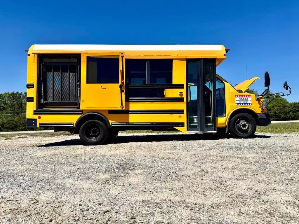 2010 Chevrolet 4500 Mini School Bus - Image 40