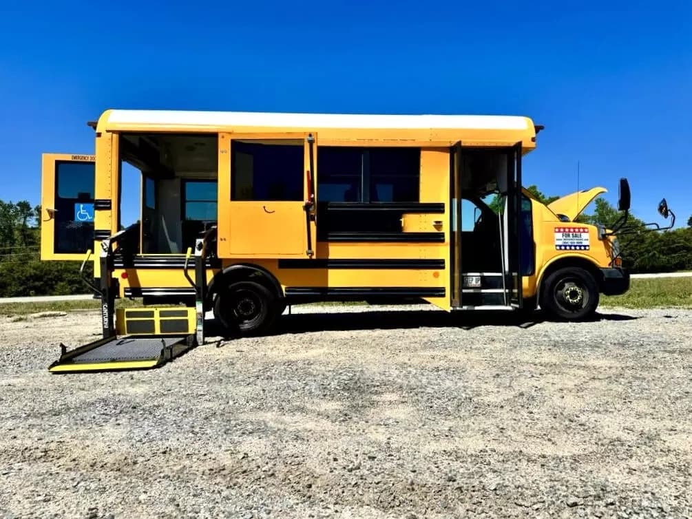 2010 Chevrolet 4500 Mini School Bus - Image 51