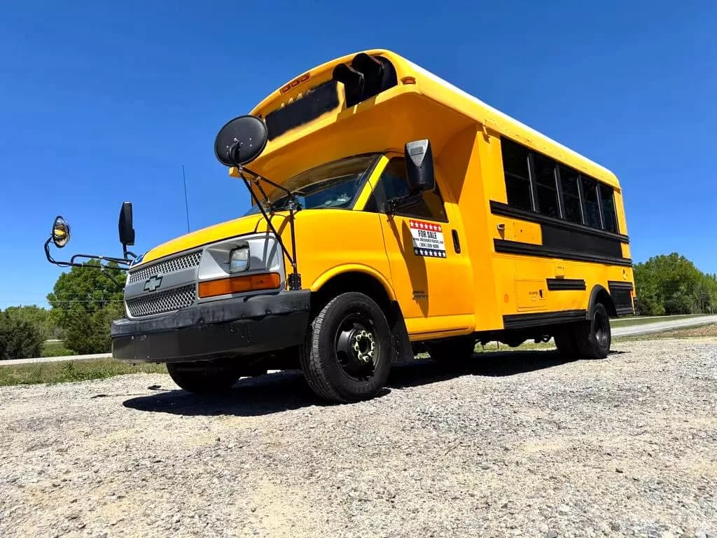 2010 Chevrolet 4500 Mini School Bus - Image 1