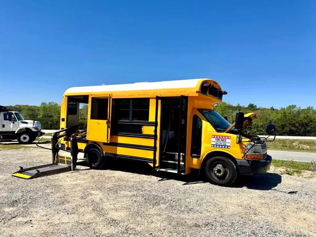 2010 Chevrolet 4500 Mini School Bus - Image 68