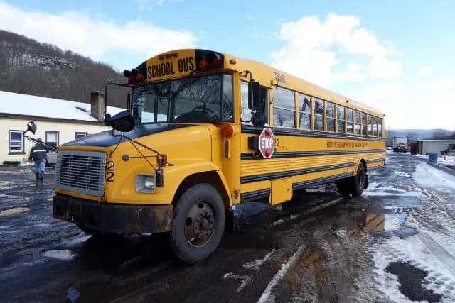 2002 Freightliner FS65 School Bus - Image 3