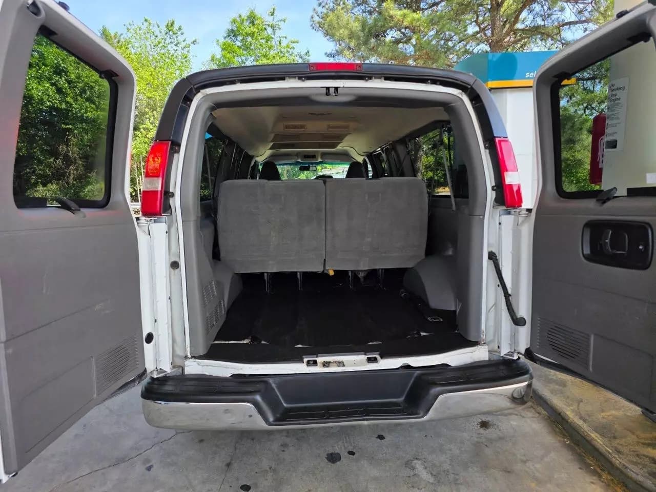 2018 GMC Savana G3500 Passenger Van - Image 4