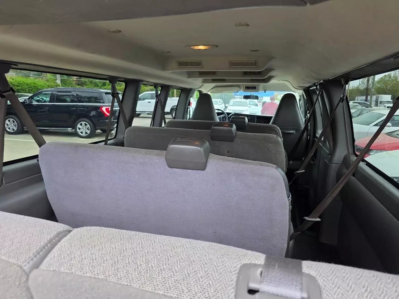 2018 GMC Savana G3500 Passenger Van - Image 12
