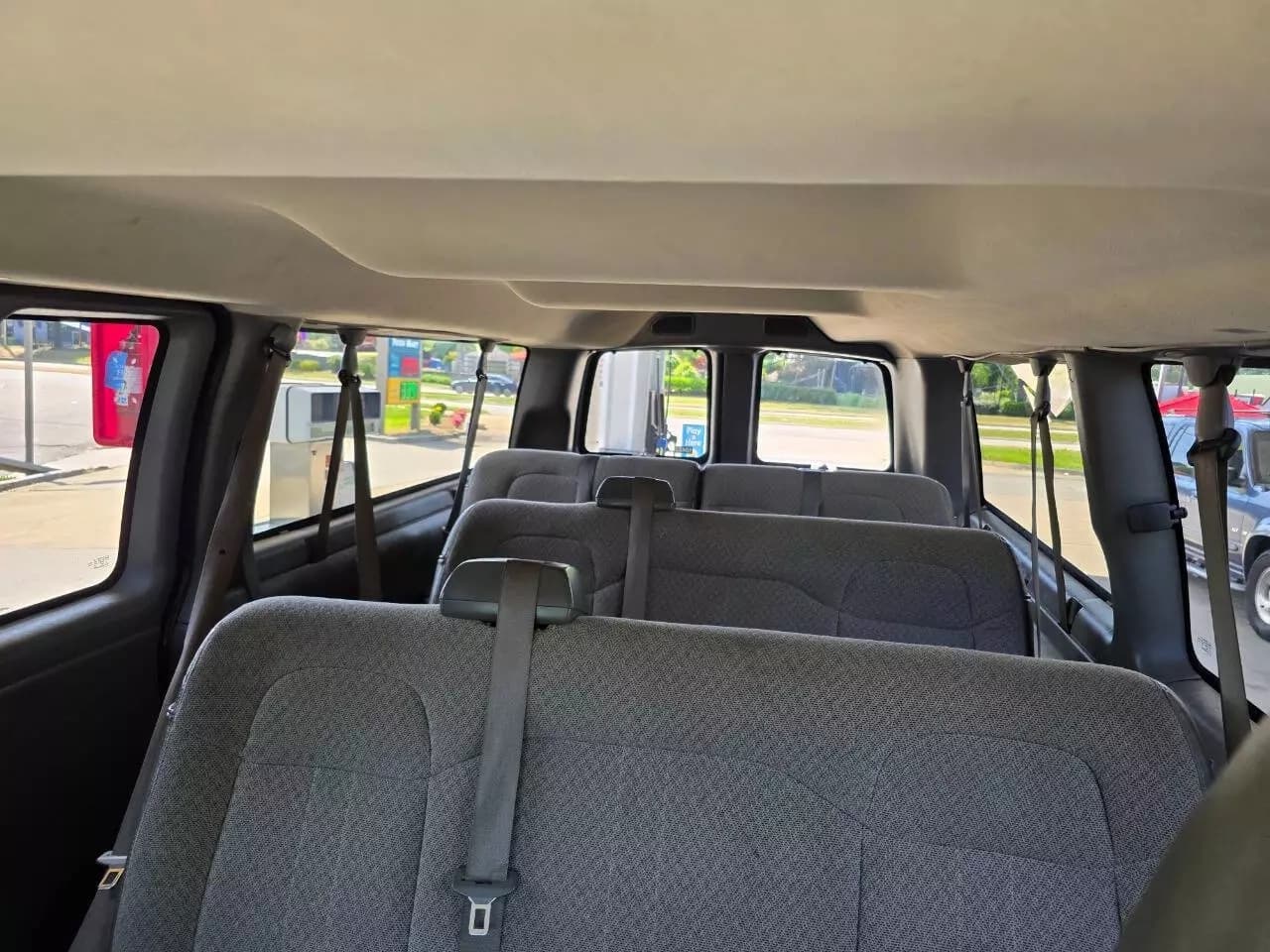 2018 GMC Savana G3500 Passenger Van - Image 16