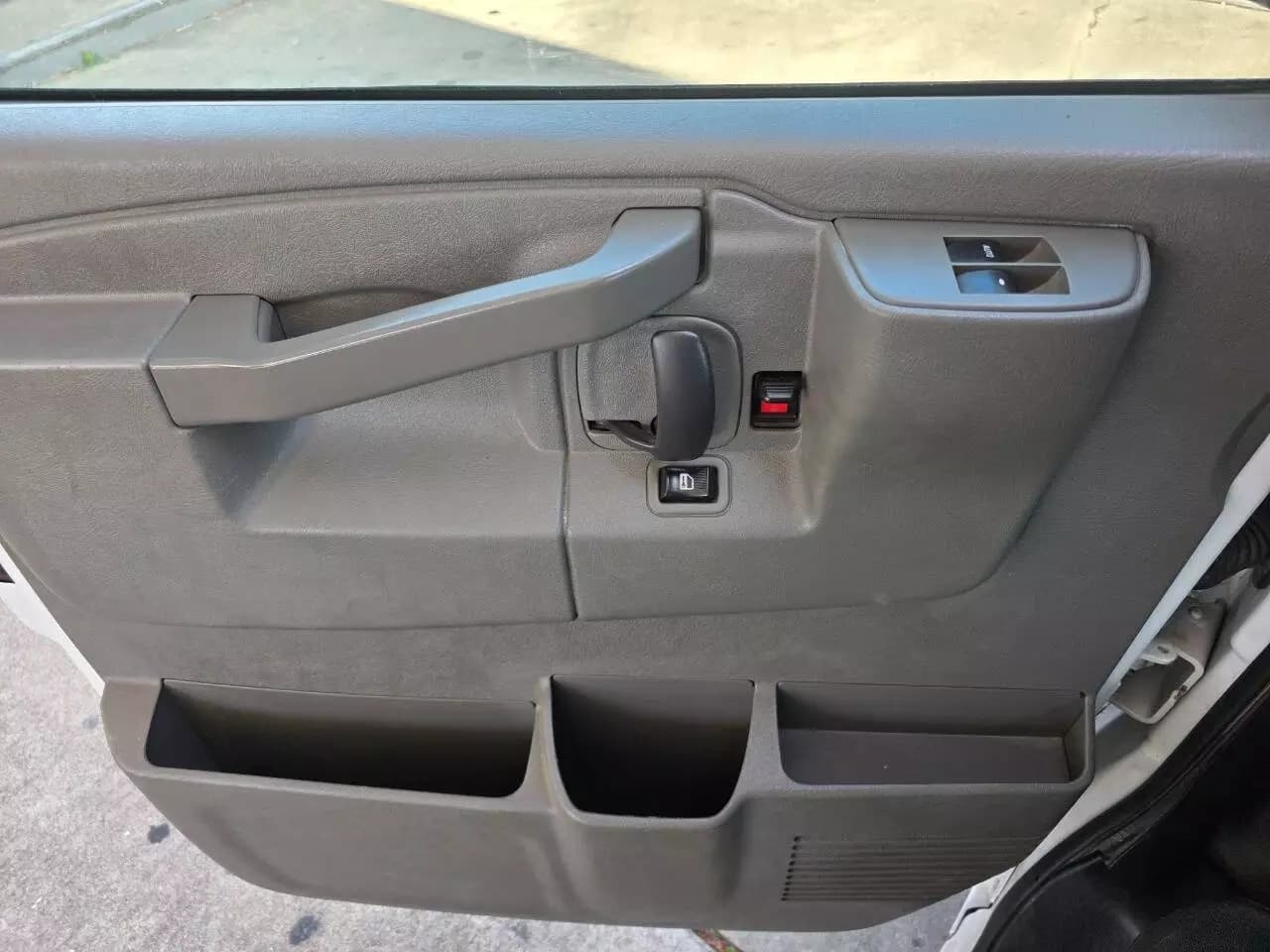 2018 GMC Savana G3500 Passenger Van - Image 17