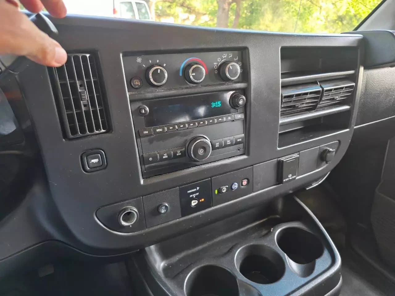 2018 GMC Savana G3500 Passenger Van - Image 18