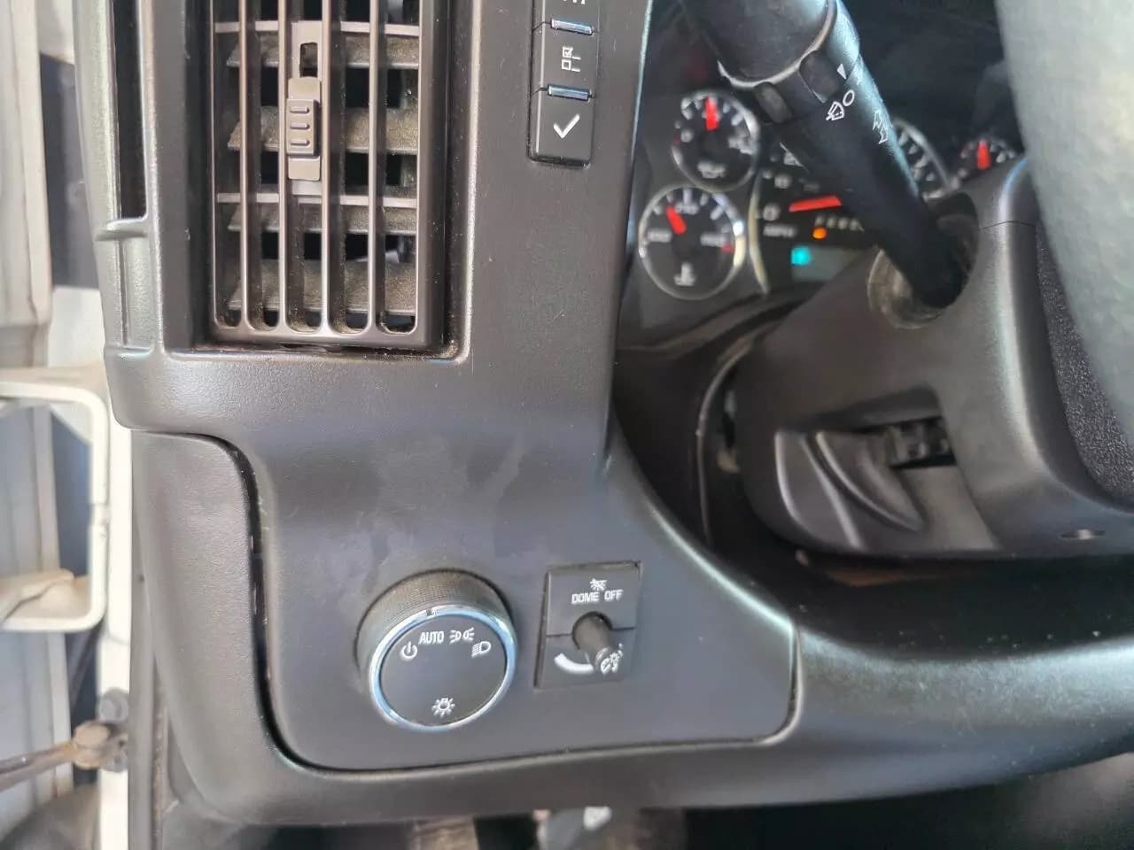 2018 GMC Savana G3500 Passenger Van - Image 19