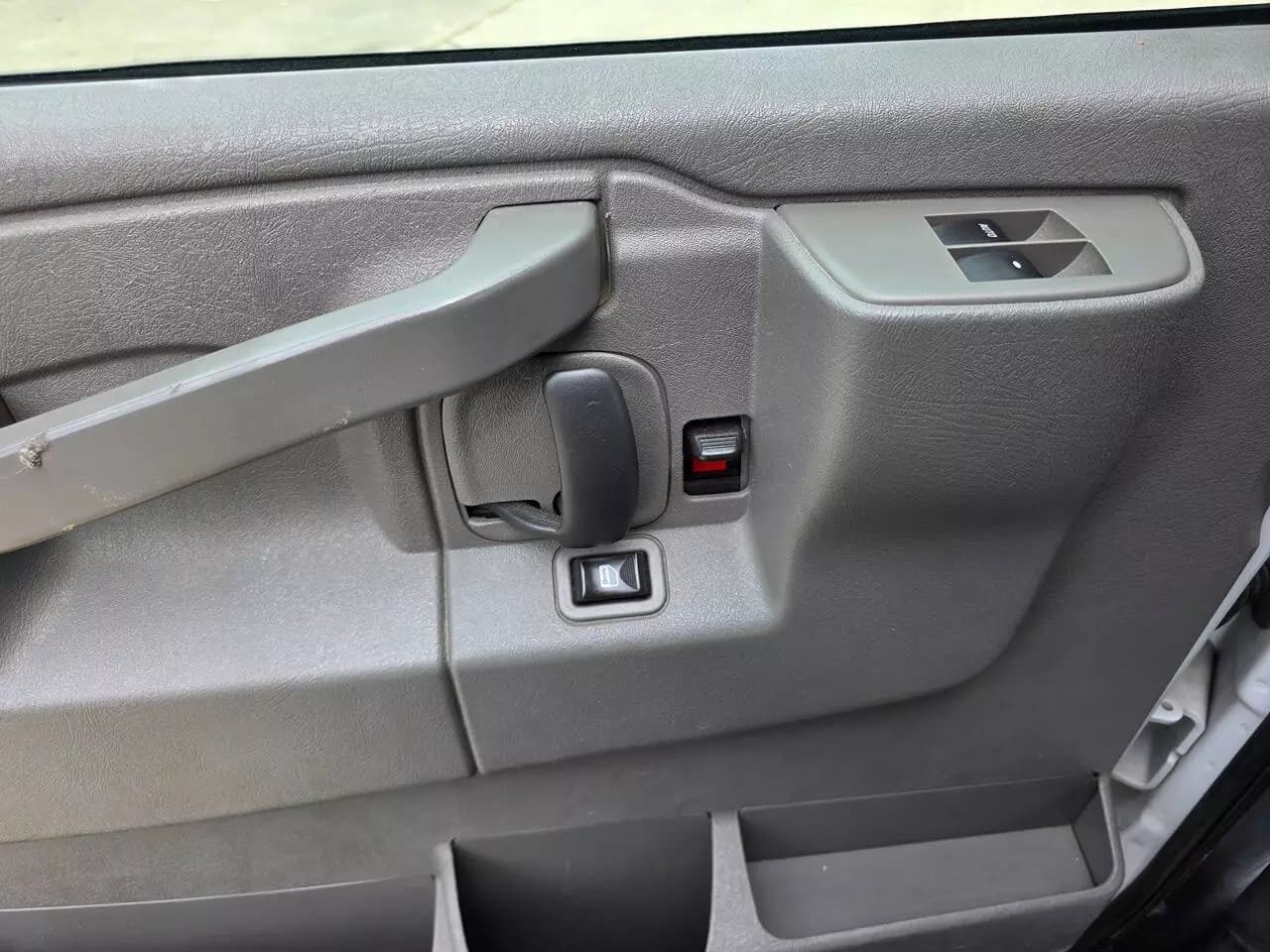2018 GMC Savana G3500 Passenger Van - Image 25