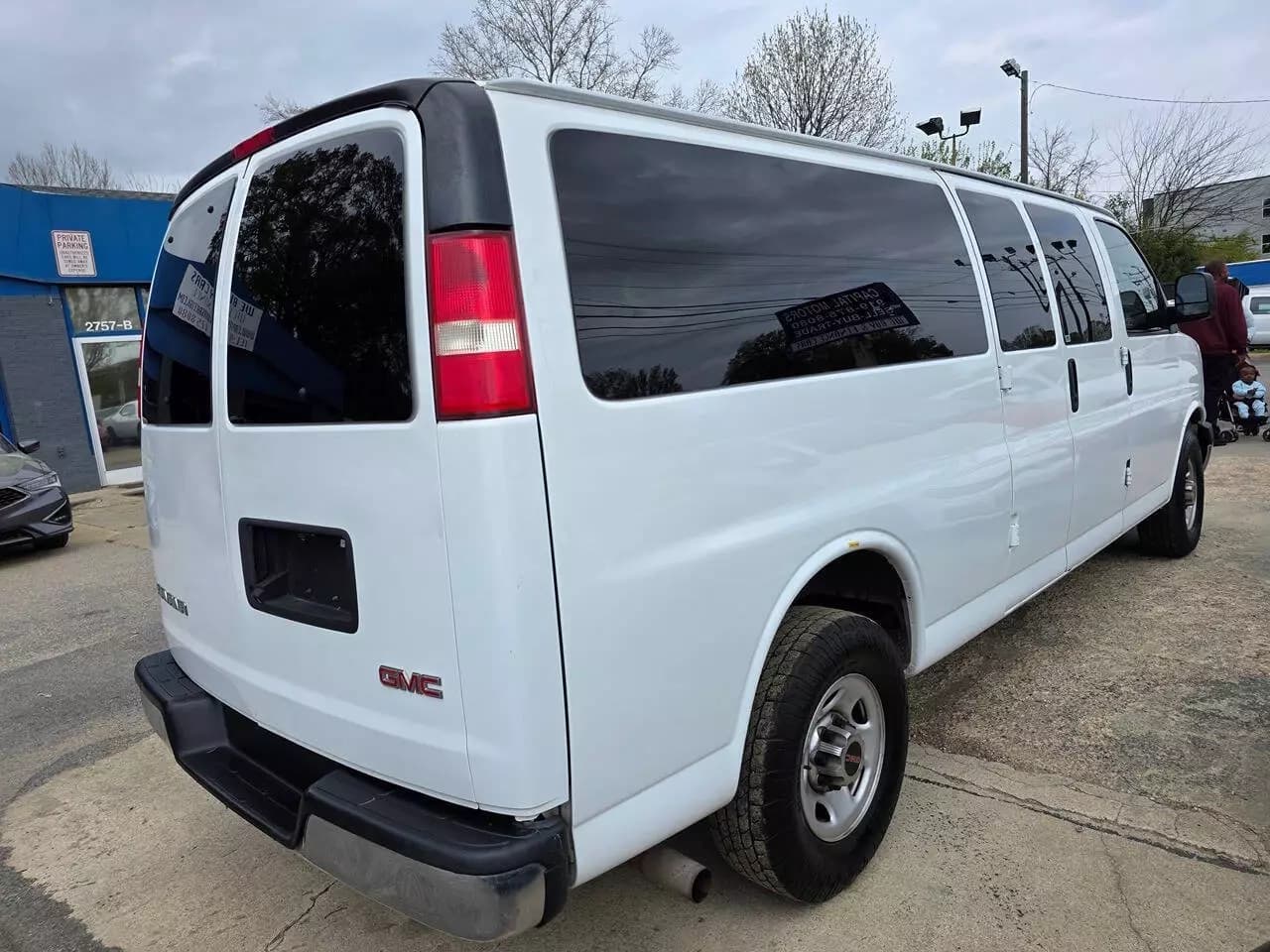 2018 GMC Savana G3500 Passenger Van - Image 6