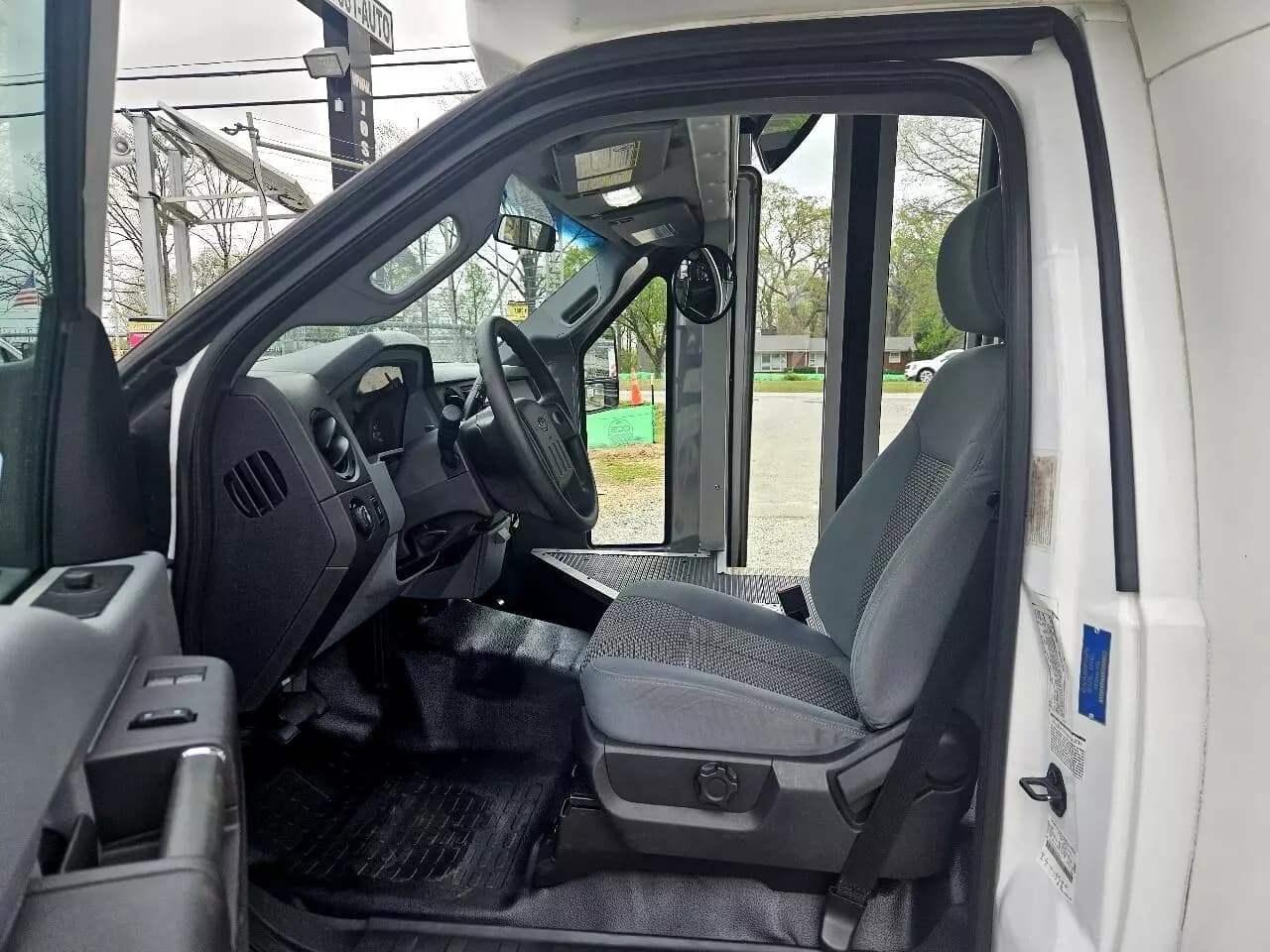 2015 Ford F550 Shuttle Bus - Image 6