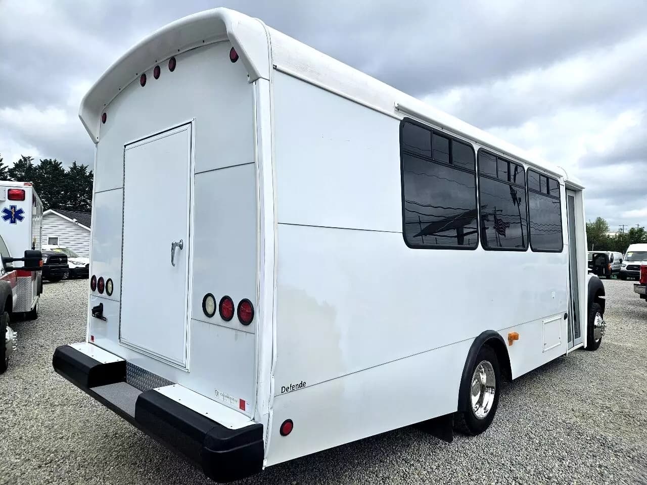 2015 Ford F550 Shuttle Bus - Image 5
