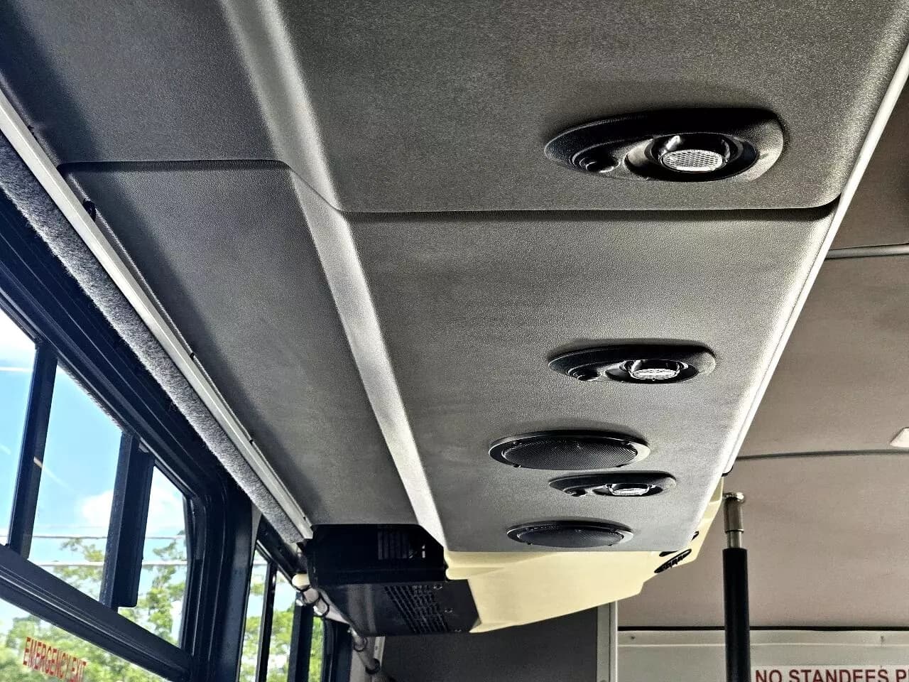2015 Ford F550 Shuttle Bus - Image 14