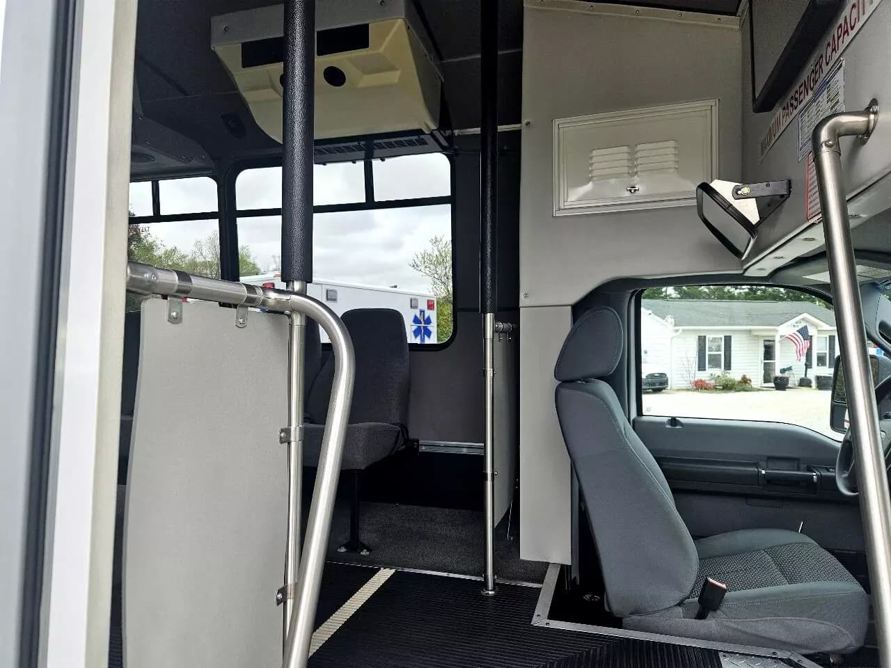 2015 Ford F550 Shuttle Bus - Image 23