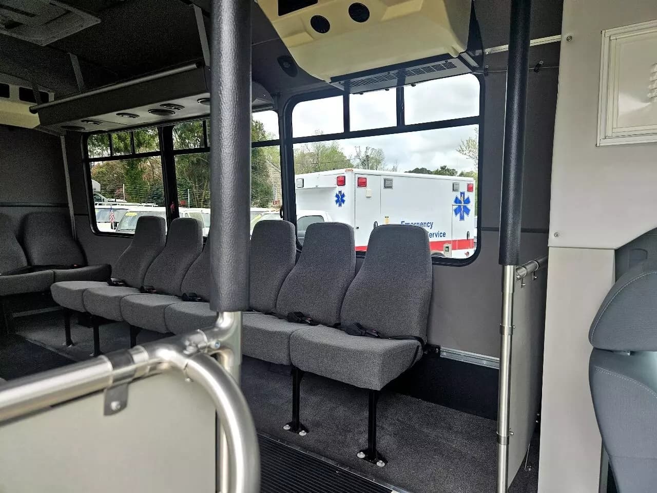 2015 Ford F550 Shuttle Bus - Image 24
