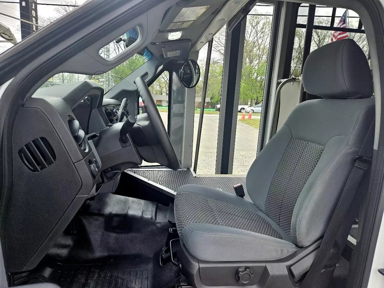 2015 Ford F550 Shuttle Bus - Image 30