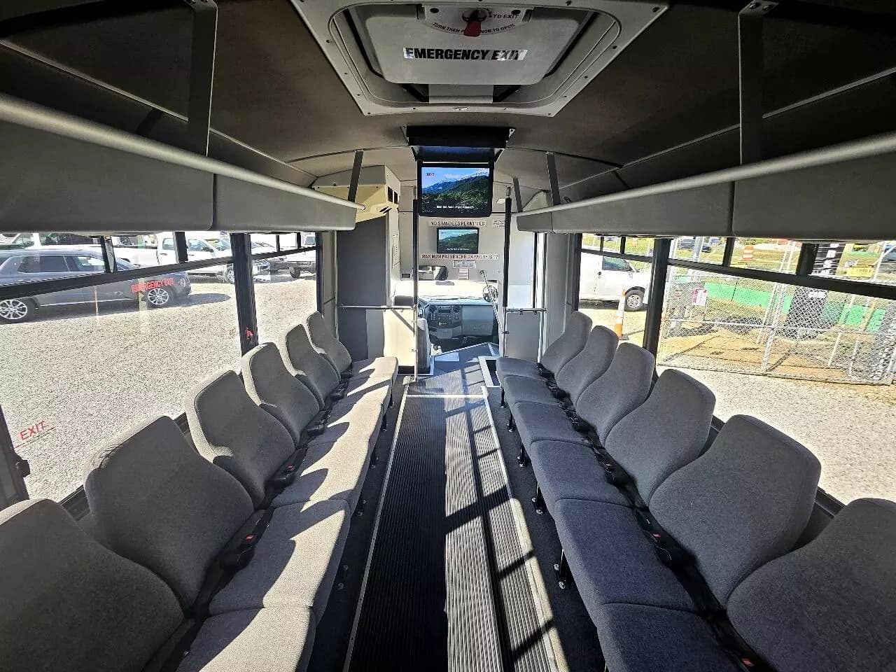 2015 Ford F550 Shuttle Bus - Image 32