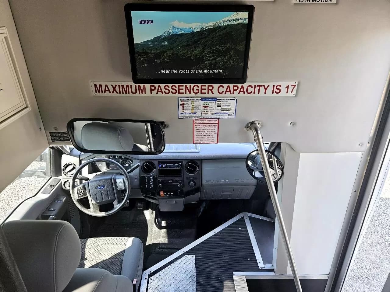 2015 Ford F550 Shuttle Bus - Image 7