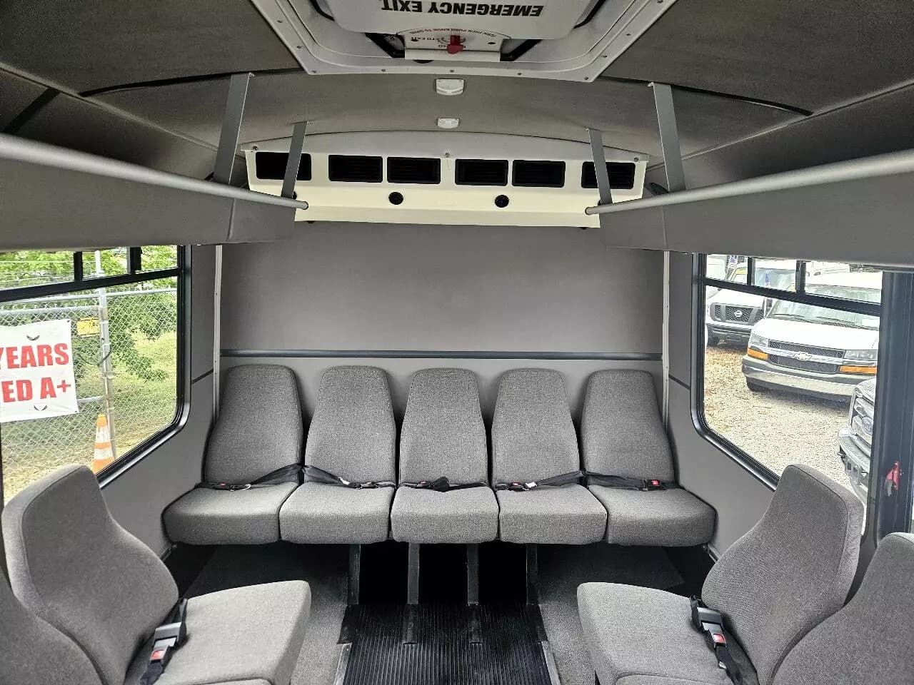 2015 Ford F550 Shuttle Bus - Image 34