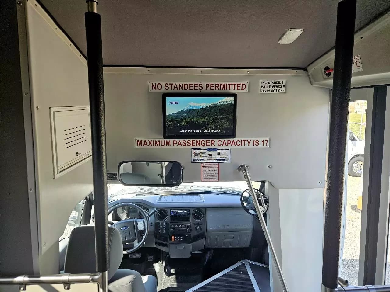 2015 Ford F550 Shuttle Bus - Image 35