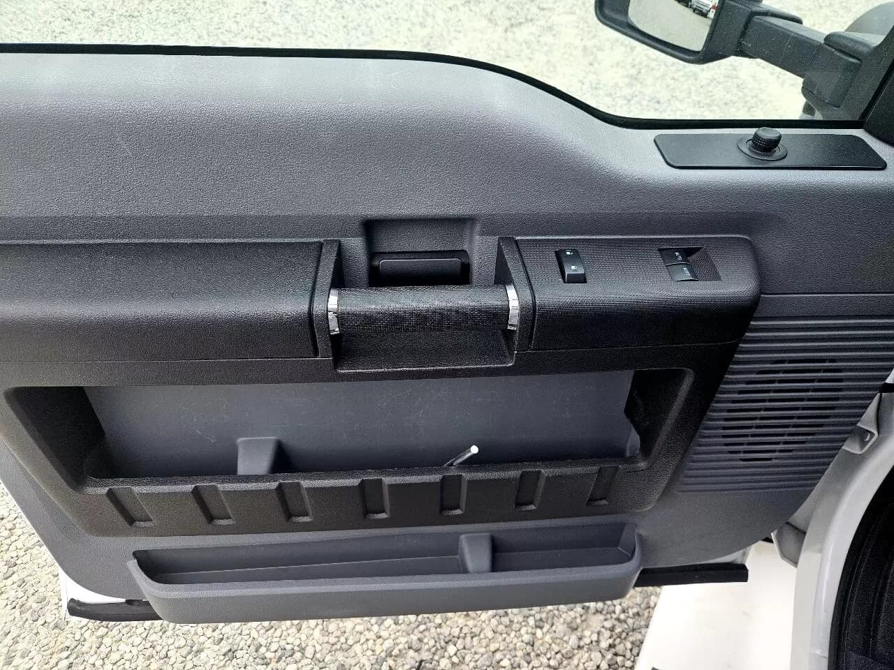 2015 Ford F550 Shuttle Bus - Image 38