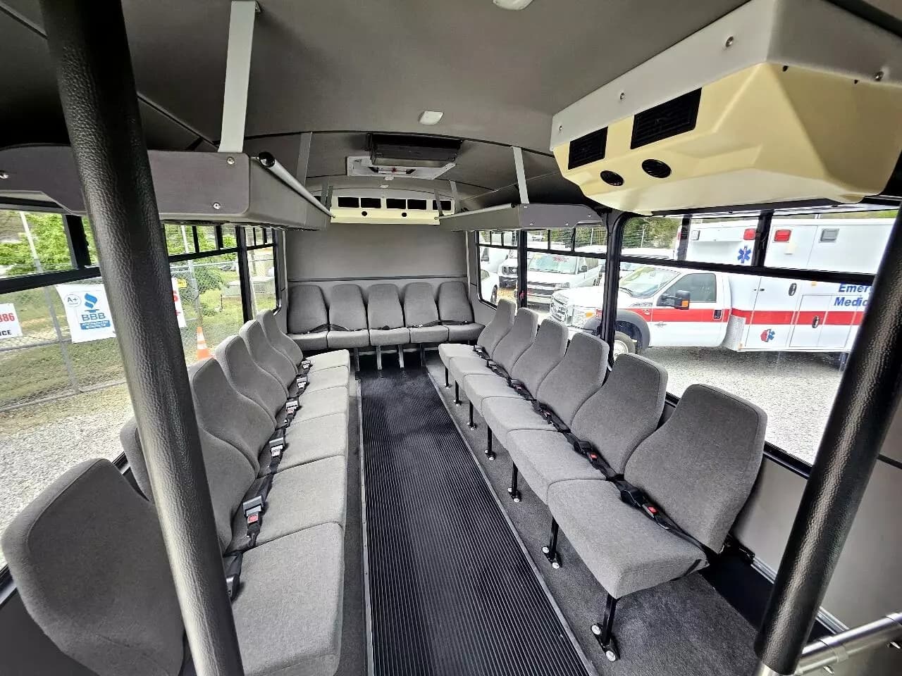 2015 Ford F550 Shuttle Bus - Image 39