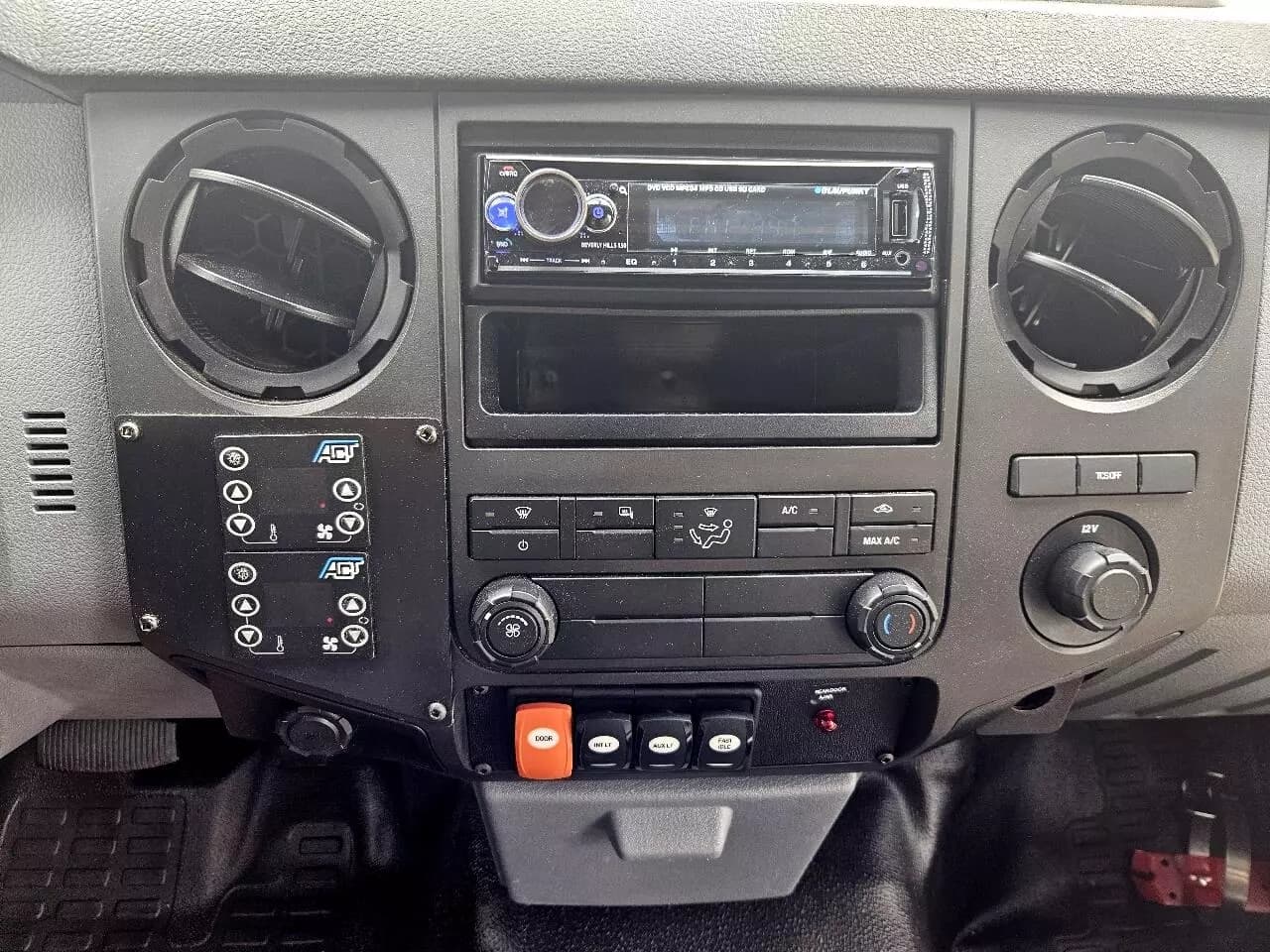 2015 Ford F550 Shuttle Bus - Image 8