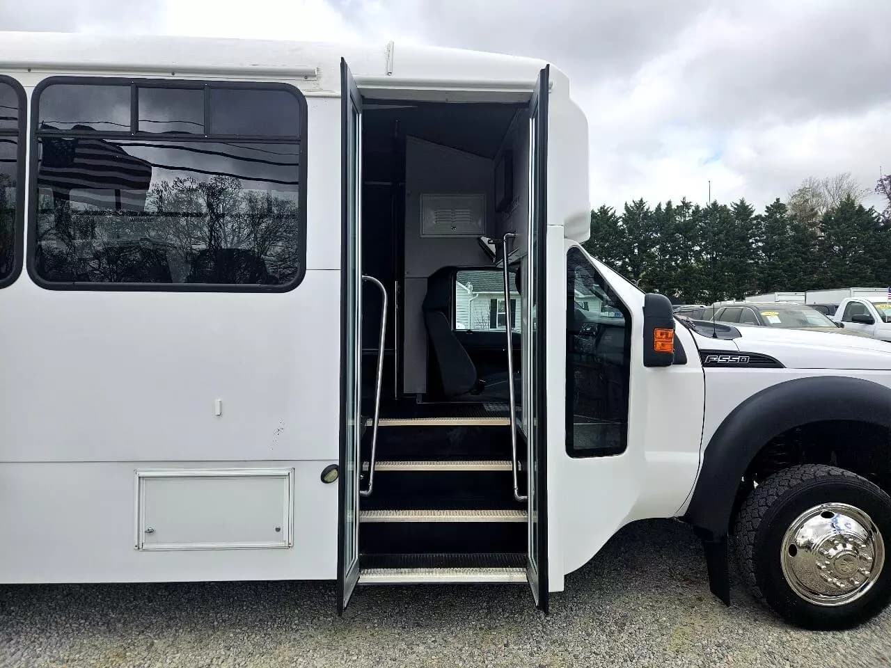 2015 Ford F550 Shuttle Bus - Image 3