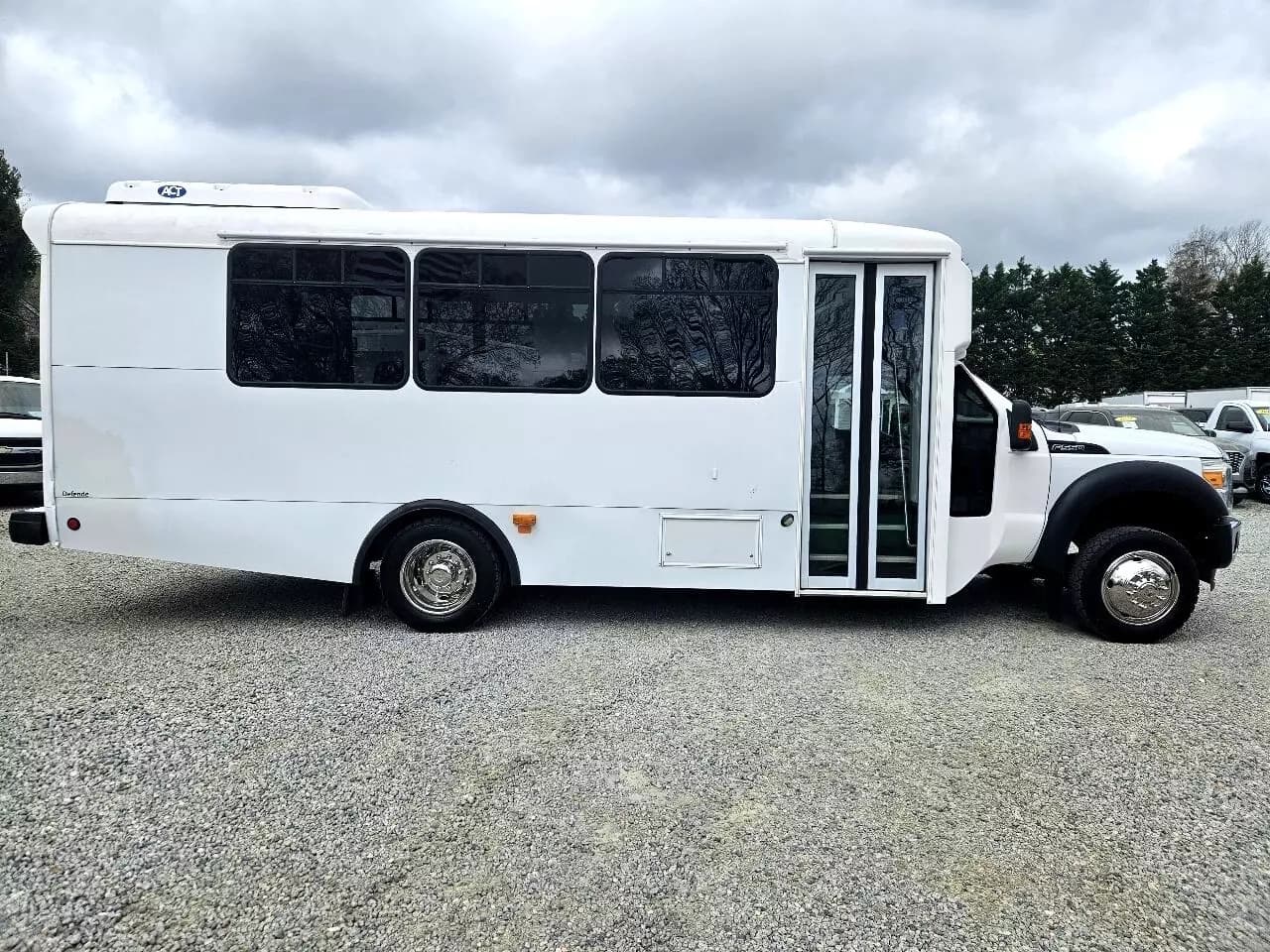 2015 Ford F550 Shuttle Bus - Image 4