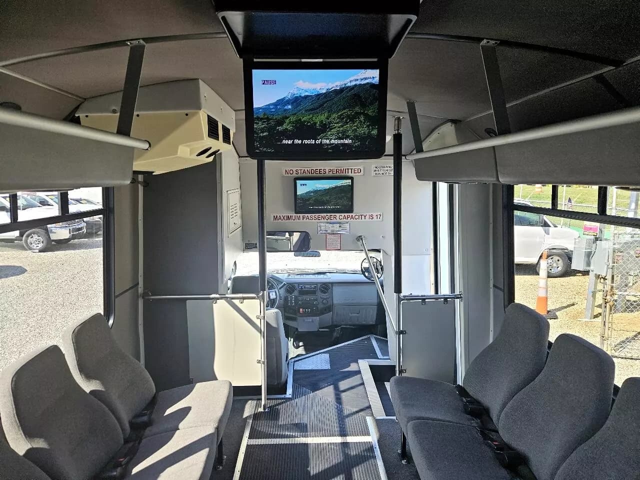 2015 Ford F550 Shuttle Bus - Image 46
