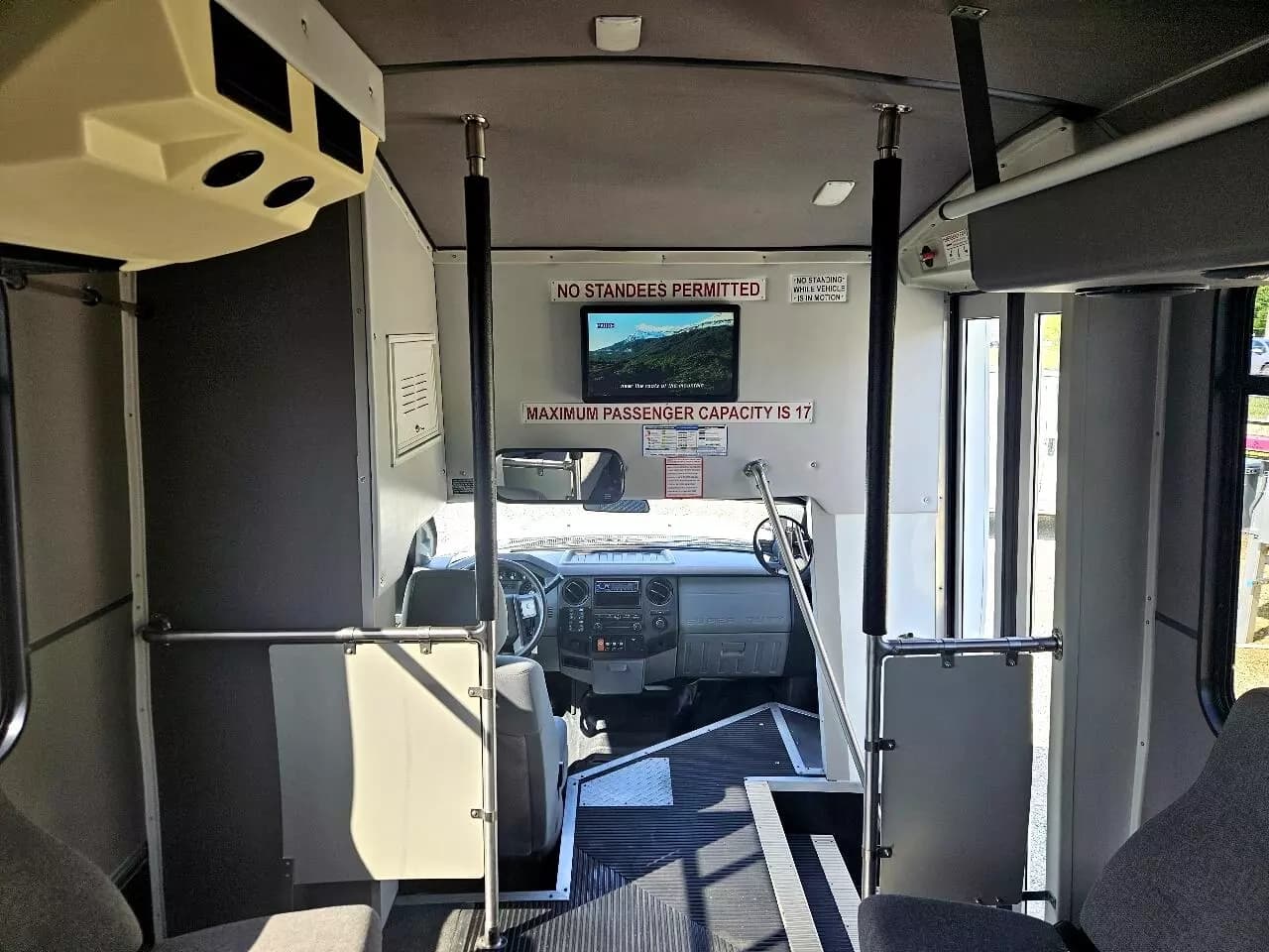 2015 Ford F550 Shuttle Bus - Image 11