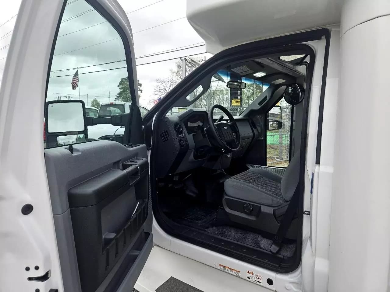 2015 Ford F550 Shuttle Bus - Image 10