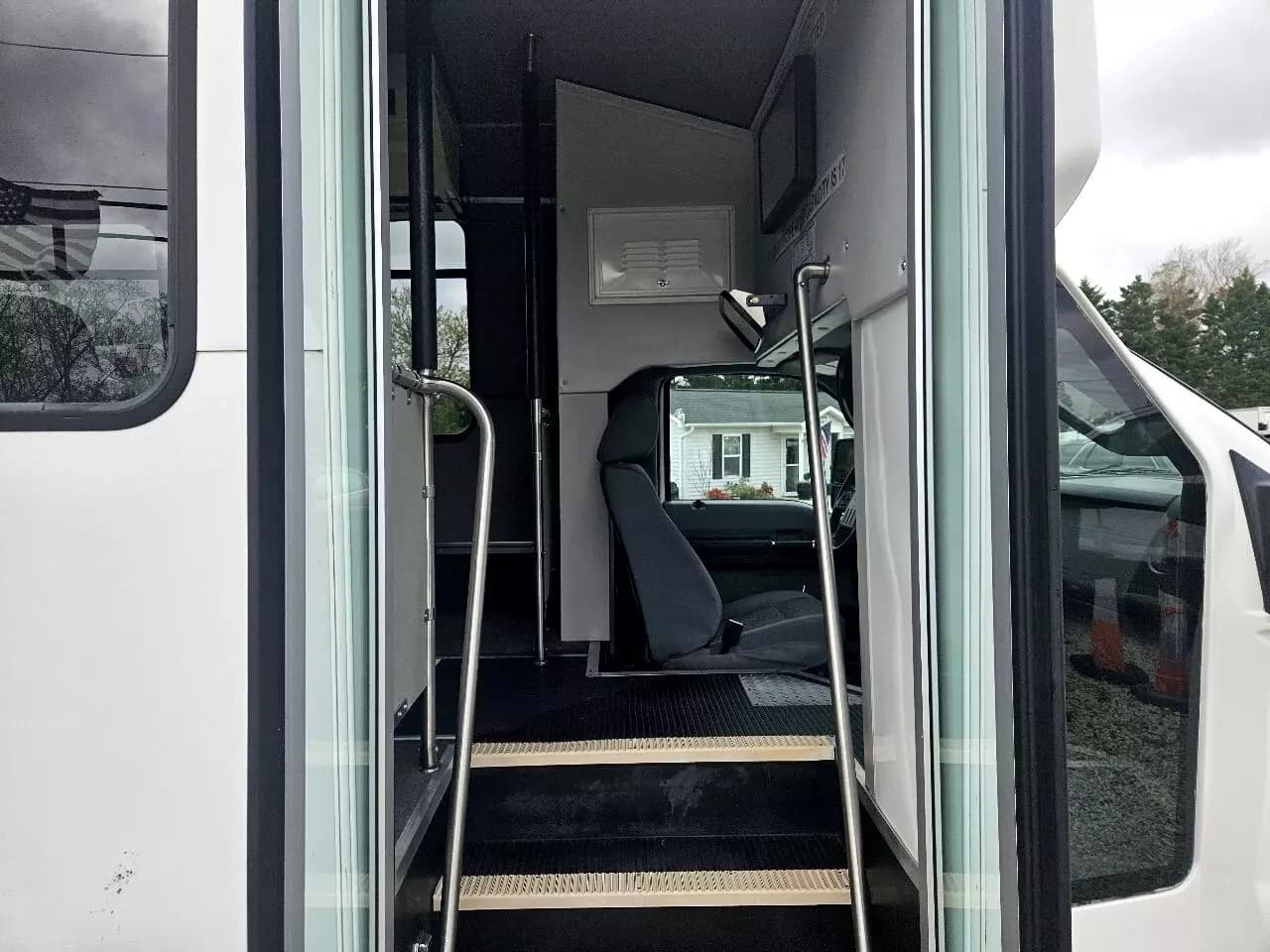 2015 Ford F550 Shuttle Bus - Image 48
