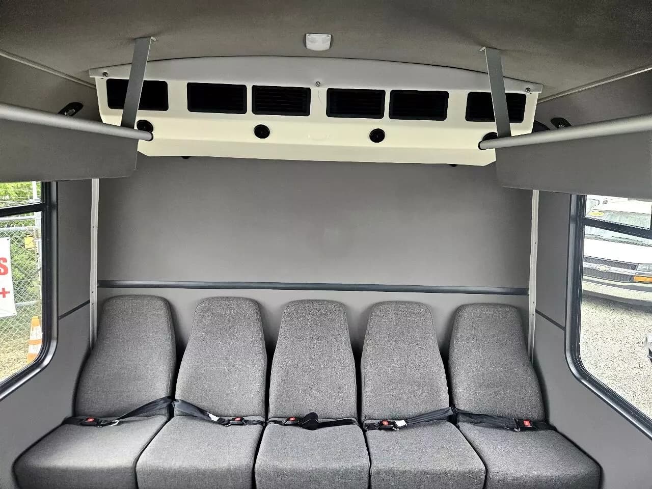 2015 Ford F550 Shuttle Bus - Image 49