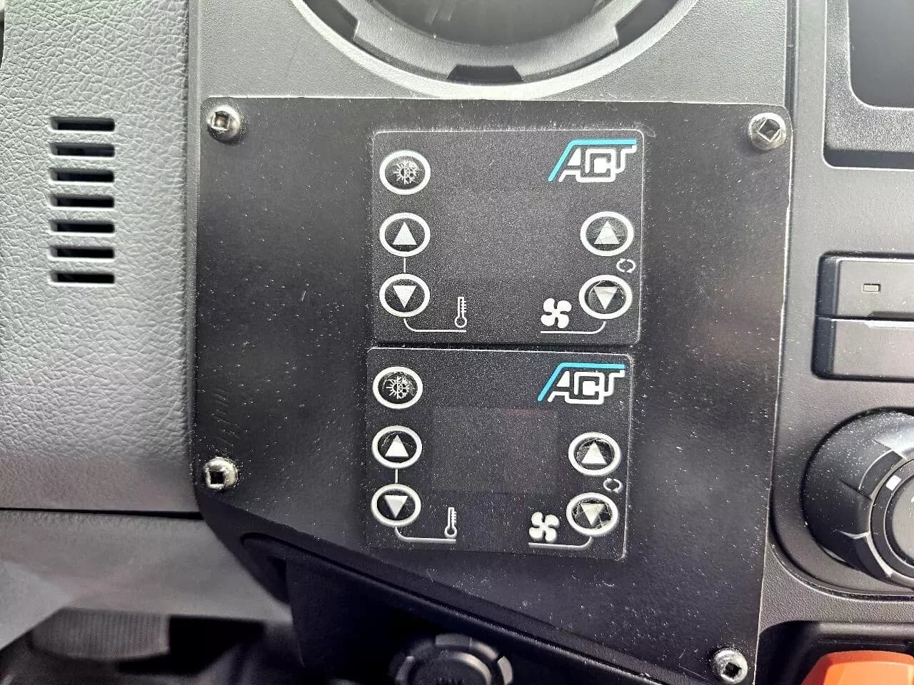 2015 Ford F550 Shuttle Bus - Image 9
