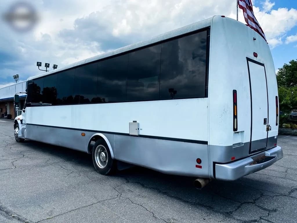 2009 International HC Series Coach Bus - Image 4