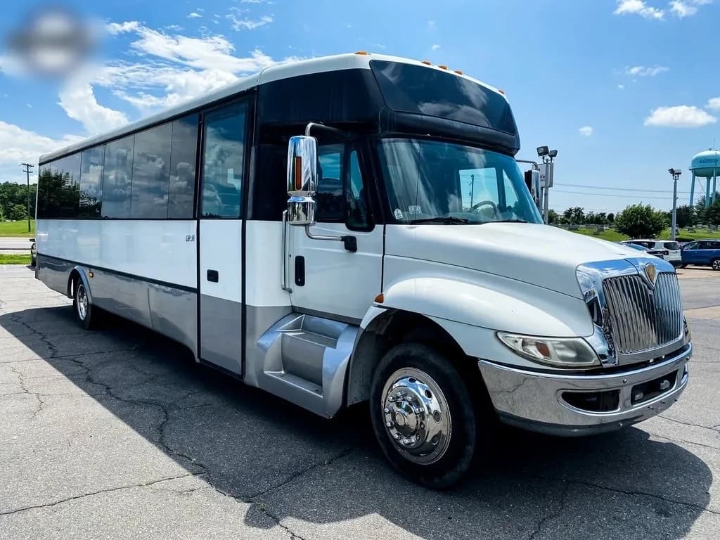 2009 International HC Series Coach Bus - Image 1
