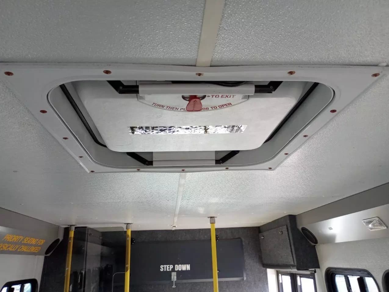 2014 Ford E450 ADA Shuttle Bus - Image 12