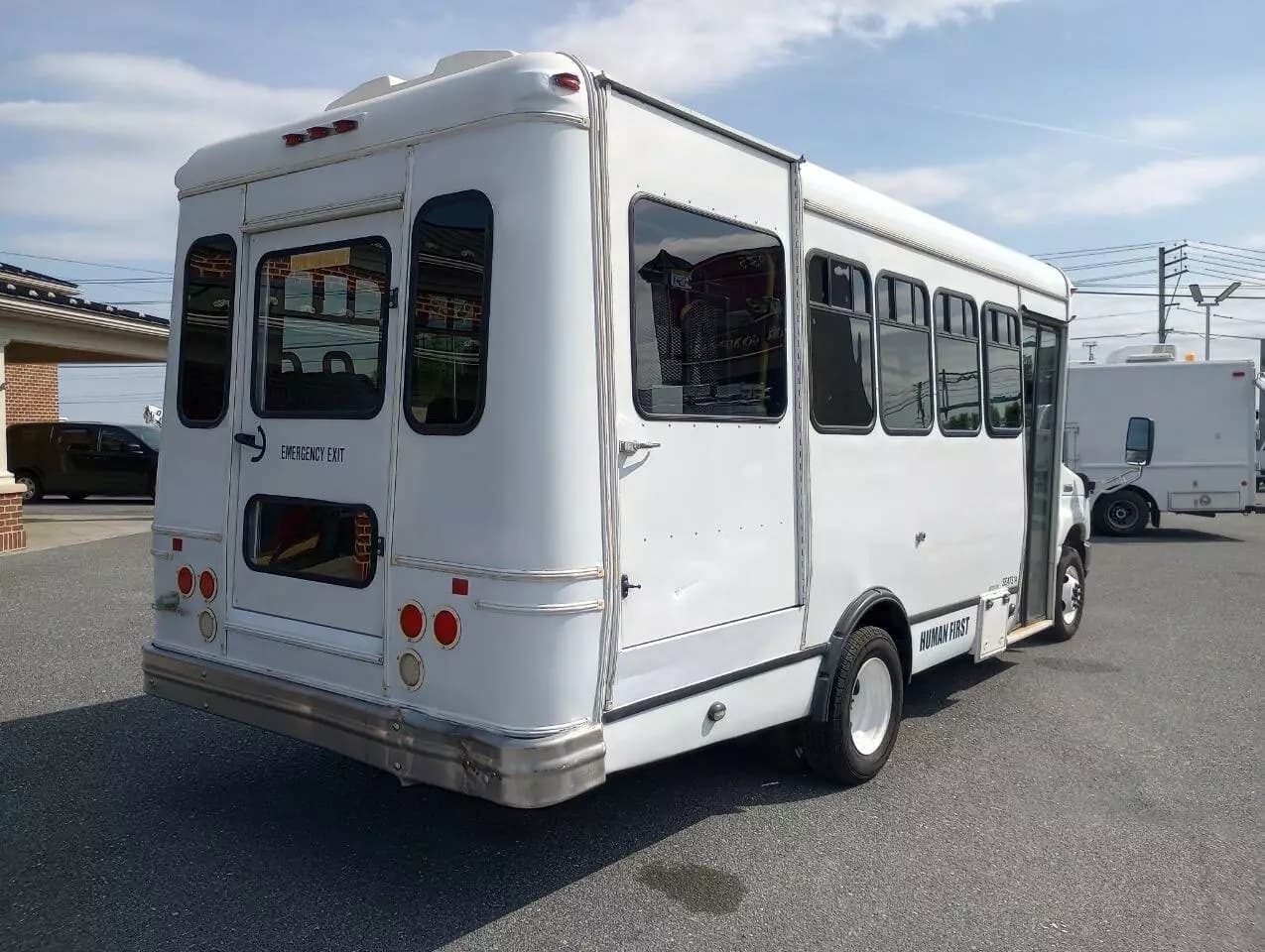 2014 Ford E450 ADA Shuttle Bus - Image 23