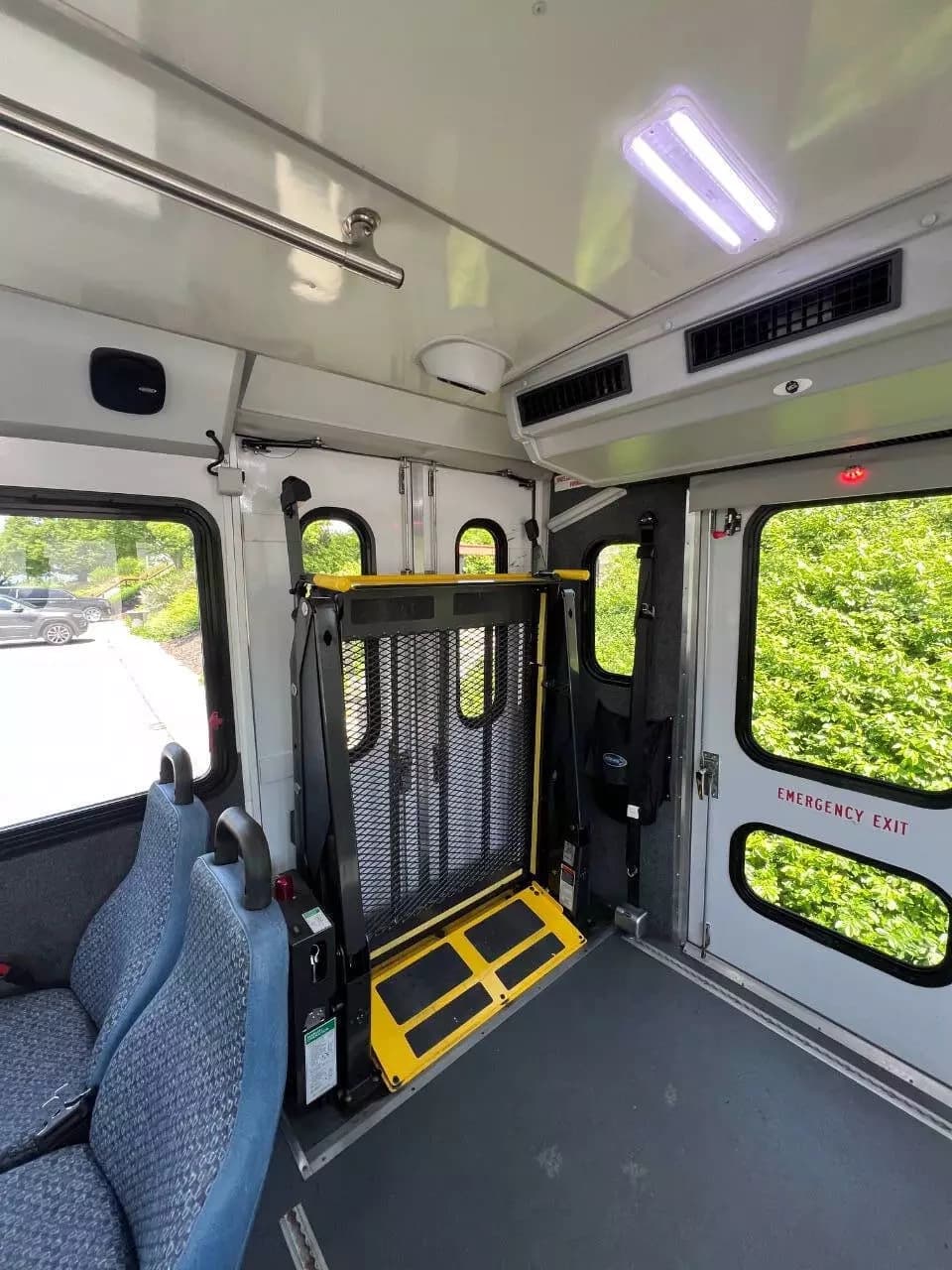 2017 Ford E450 ADA Shuttle Bus - Image 13