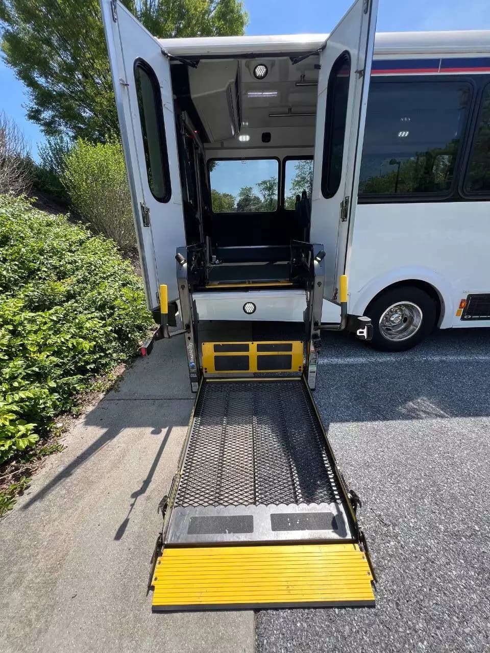 2017 Ford E450 ADA Shuttle Bus - Image 18