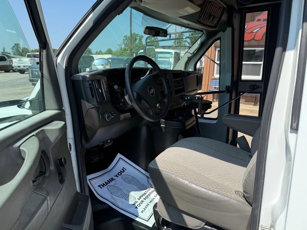 2009 Chevrolet Express G3500 Shuttle Bus - Image 7