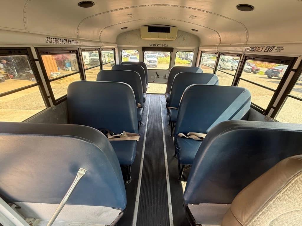 2009 Chevrolet Express G3500 Shuttle Bus - Image 10